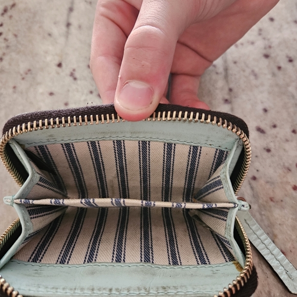 Like NEW ☆ Dooney & Bourke Wallet, CUTE! - Picture 3 of 3